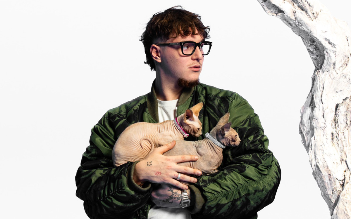 Photo de J9ueve tenant deux chats