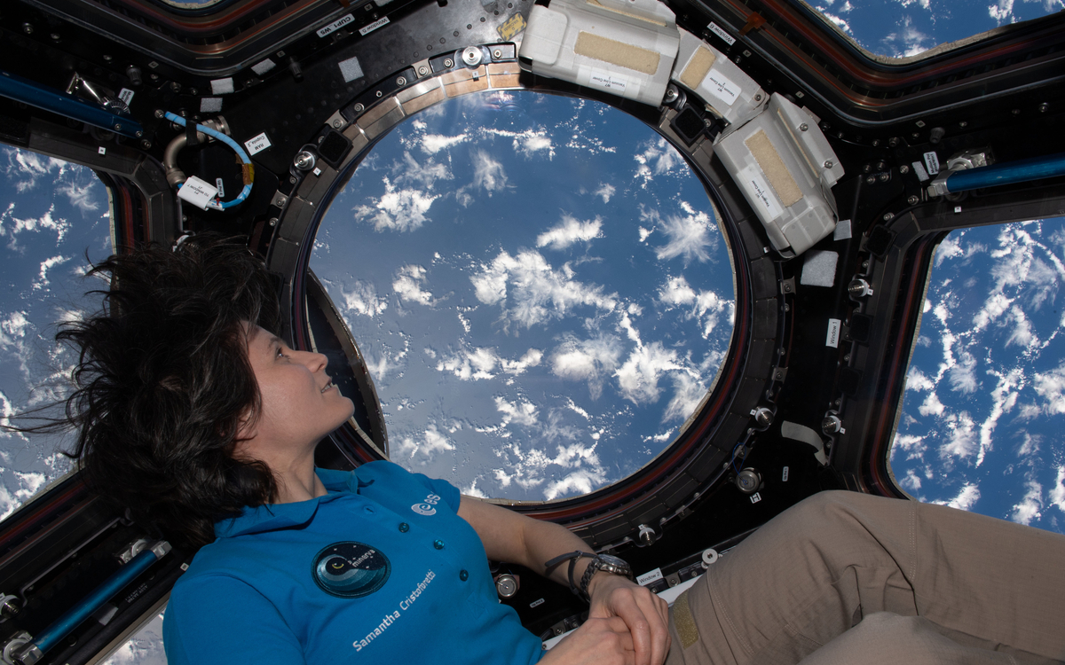 Samantha Cristoforetti admirant la Terre depuis la coupole de l'ISS
