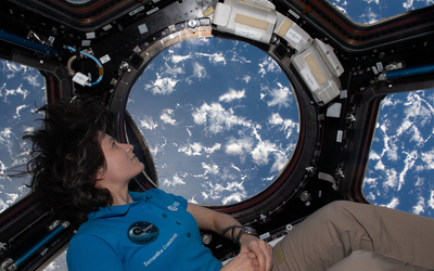 Samantha Cristoforetti admirant la Terre depuis la coupole de l'ISS