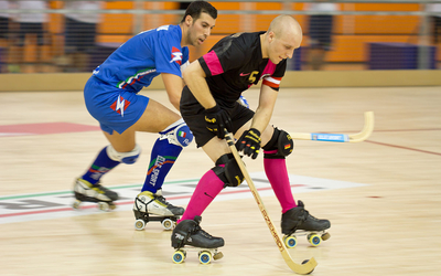 Deux hommes jouant au roller hockey. 