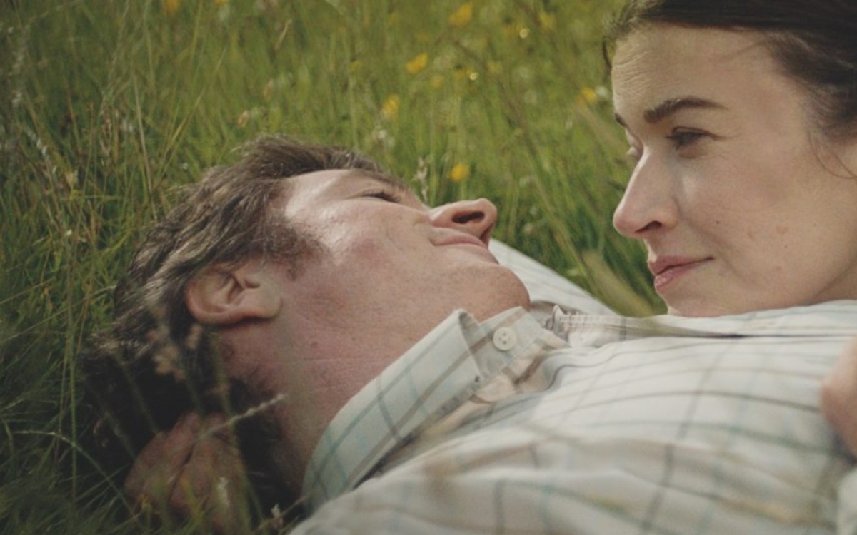 Un homme et une femme se regardent