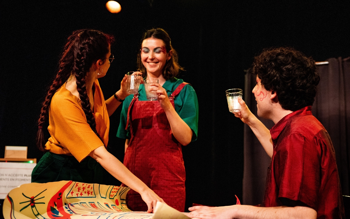 Photographie de 3 personnages du spectacle Chrome