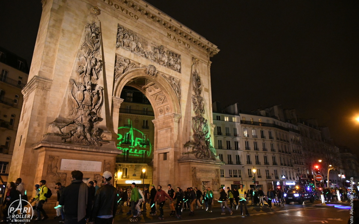 Personnes en balade à roller dans Paris