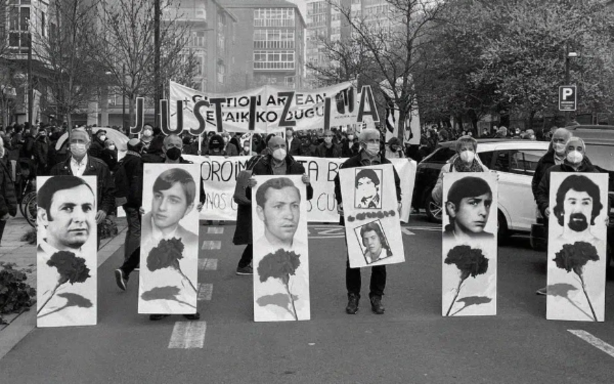 Manifestation lors de l'enterrement des victimes de Vitoria mars 1976 