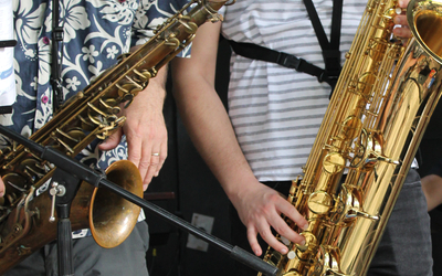 Zoom sur une photographie de musiciens jouant du saxophone. 