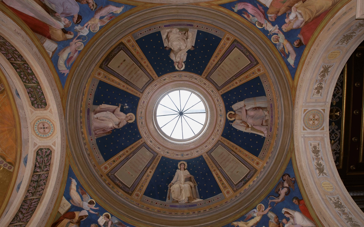 Vue en contre plongée sur la chapelle des Baptêmes de Notre-Dame-de-Lorette :