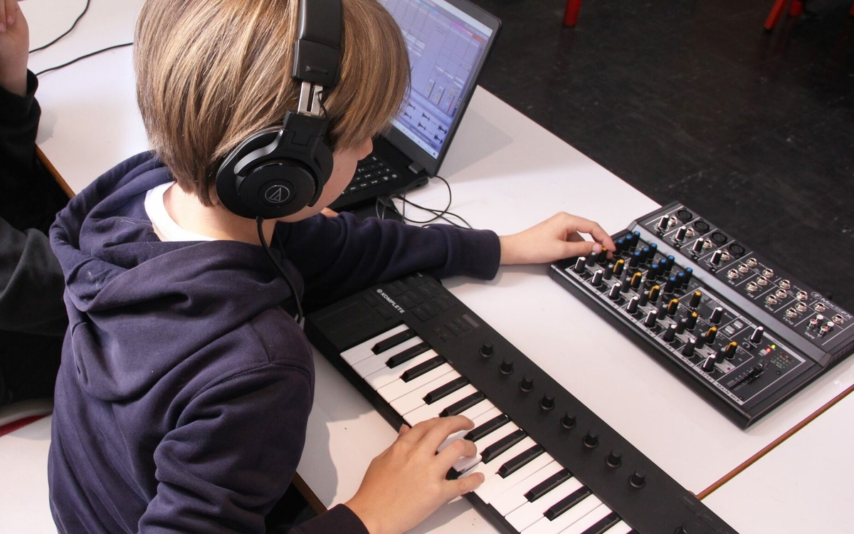 Stage de vacances MAO Création Musicale, du 14 au 18 avril 2025, de 9h30 à 13h30 au Centre Paris Anim' Espace Beaujon ( Paris 8e )