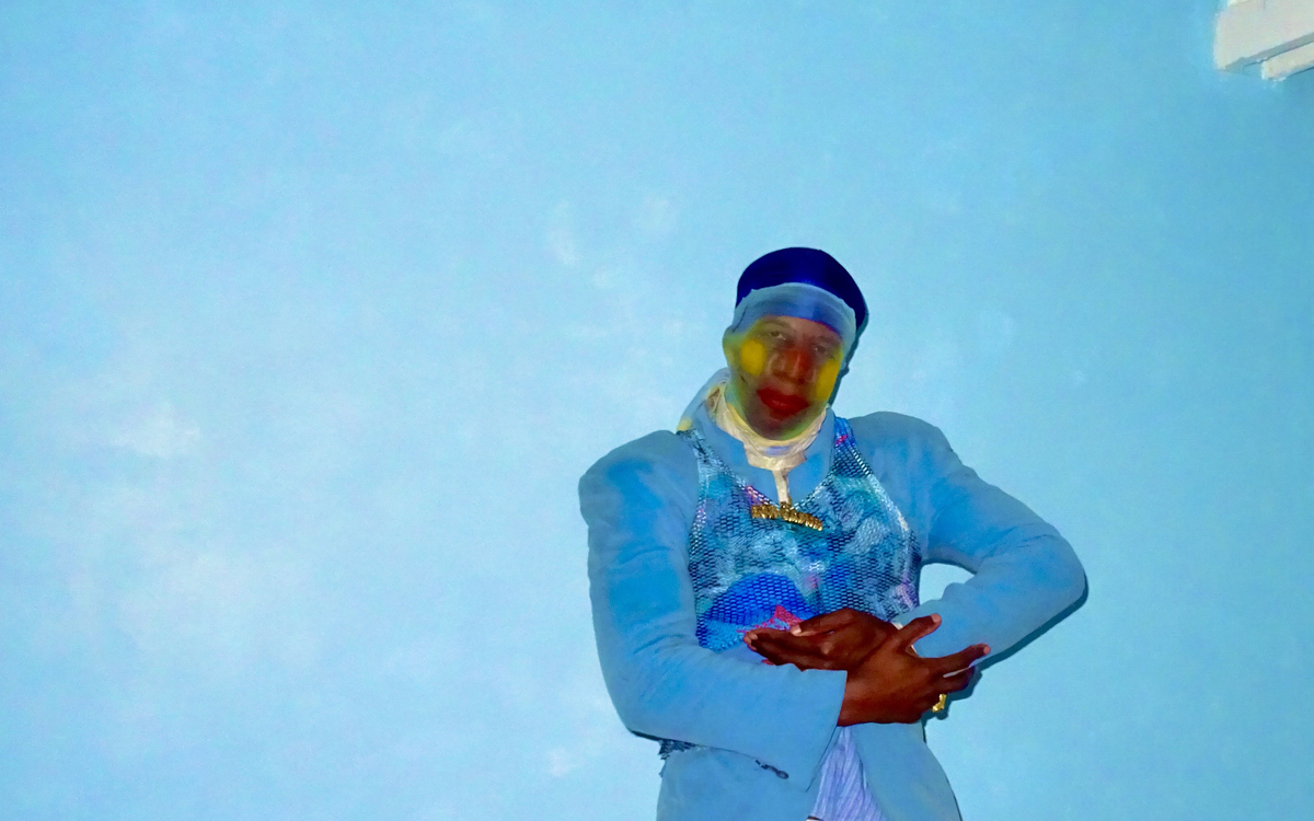 Le chanteur Ichon sur un fond bleu