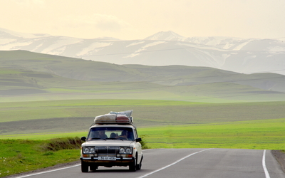 voiture roulant sur la route entourée de montagnes