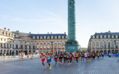 Coureurs et coureuses courant. 