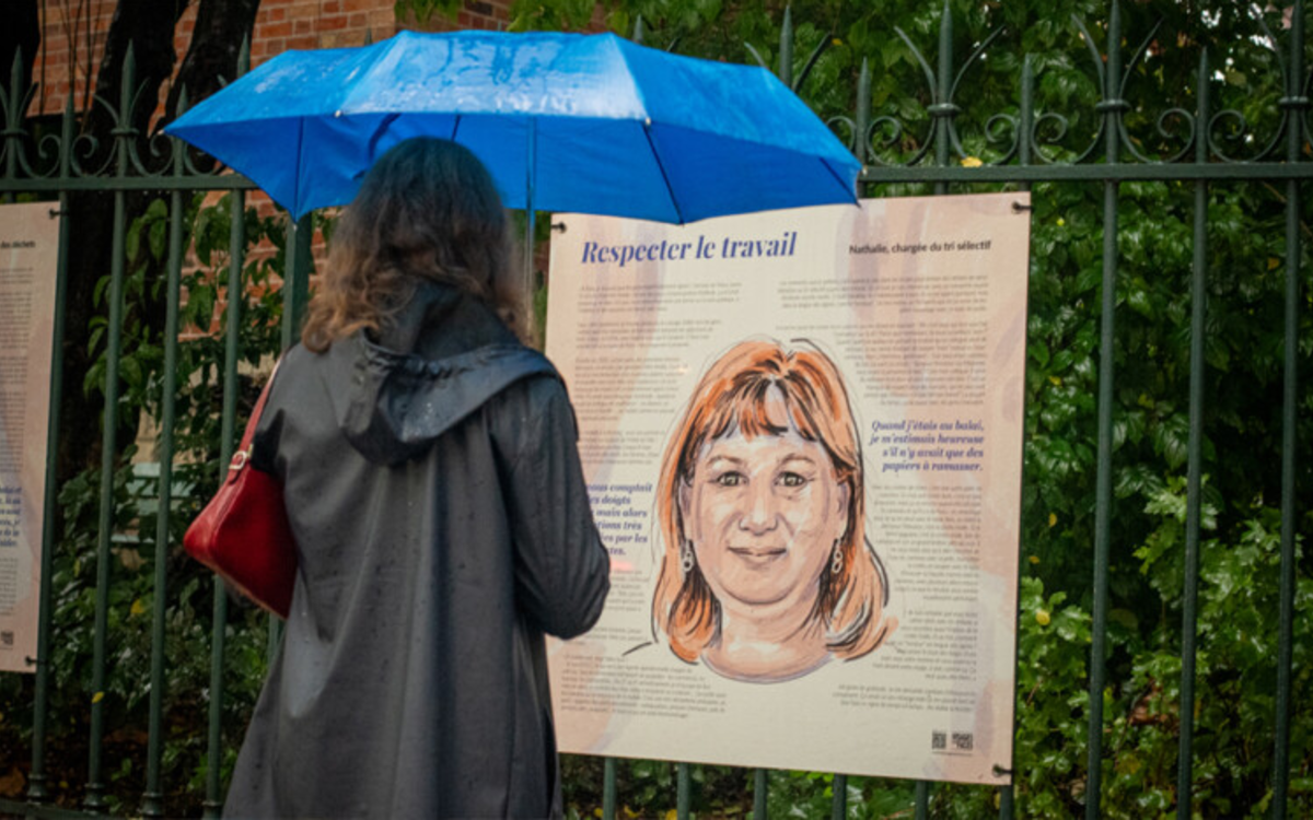 Une femme devant un panneau