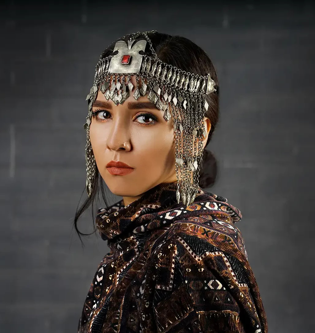 Expo Tisser l'histoire de l'Asie Centrale, du 24 juin au 10 juillet 2025, ©Fatimah Hossaini, Unveiling the hands of heritage, 2024, photographie, 140 x 93 cm - Courtesy Art Girls et l'artiste