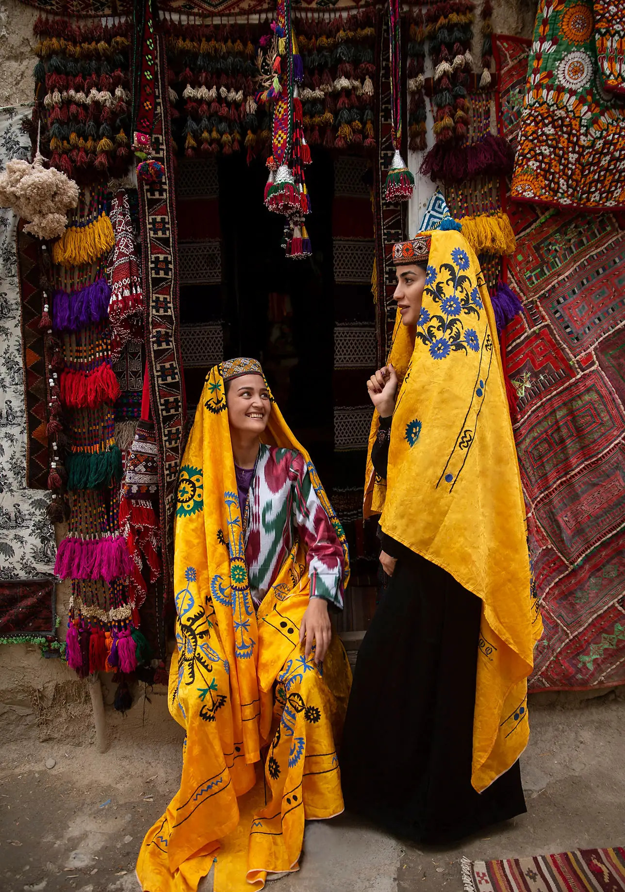 Expo Tisser l'histoire de l'Asie Centrale, du 24 juin au 10 juillet 2025, ©Fatimah Hossaini, Unveiling the hands of heritage, 2024, photographie, 140 x 93 cm - Courtesy Art Girls et l'artiste