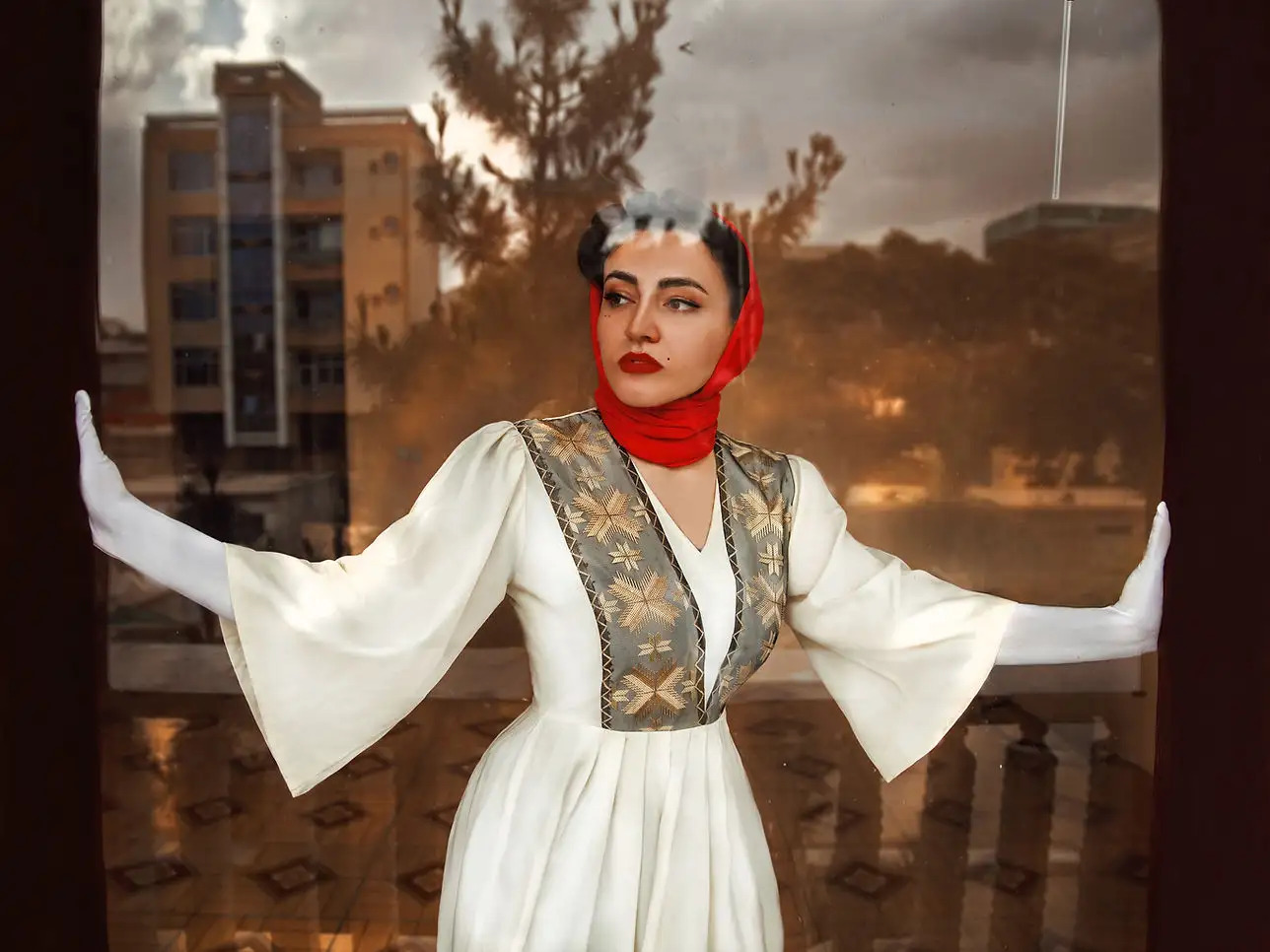 Expo Tisser l'histoire de l'Asie Centrale, du 24 juin au 10 juillet 2025, ©Fatimah Hossaini, Unveiling the hands of heritage, 2024, photographie, 140 x 93 cm - Courtesy Art Girls et l'artiste
