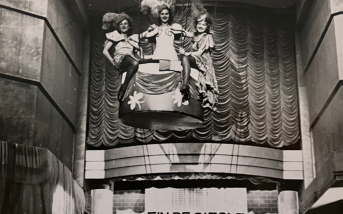 photo en noir et blanc de l'arrivée des danseuses de cancan au Bal Tabarin