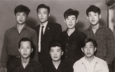 Image d'archive de l'exposition « Jeju 4.3 Archives – Sur la vérité et la réconciliation » où l'on y voit 7 hommes faisant partis de l'association des compagnons pour la recherche de la vérité sur le 4.3. La photo est monochrome et date de 1960