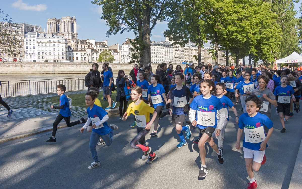 Enfants courant sur les quais de Seine au soleil.