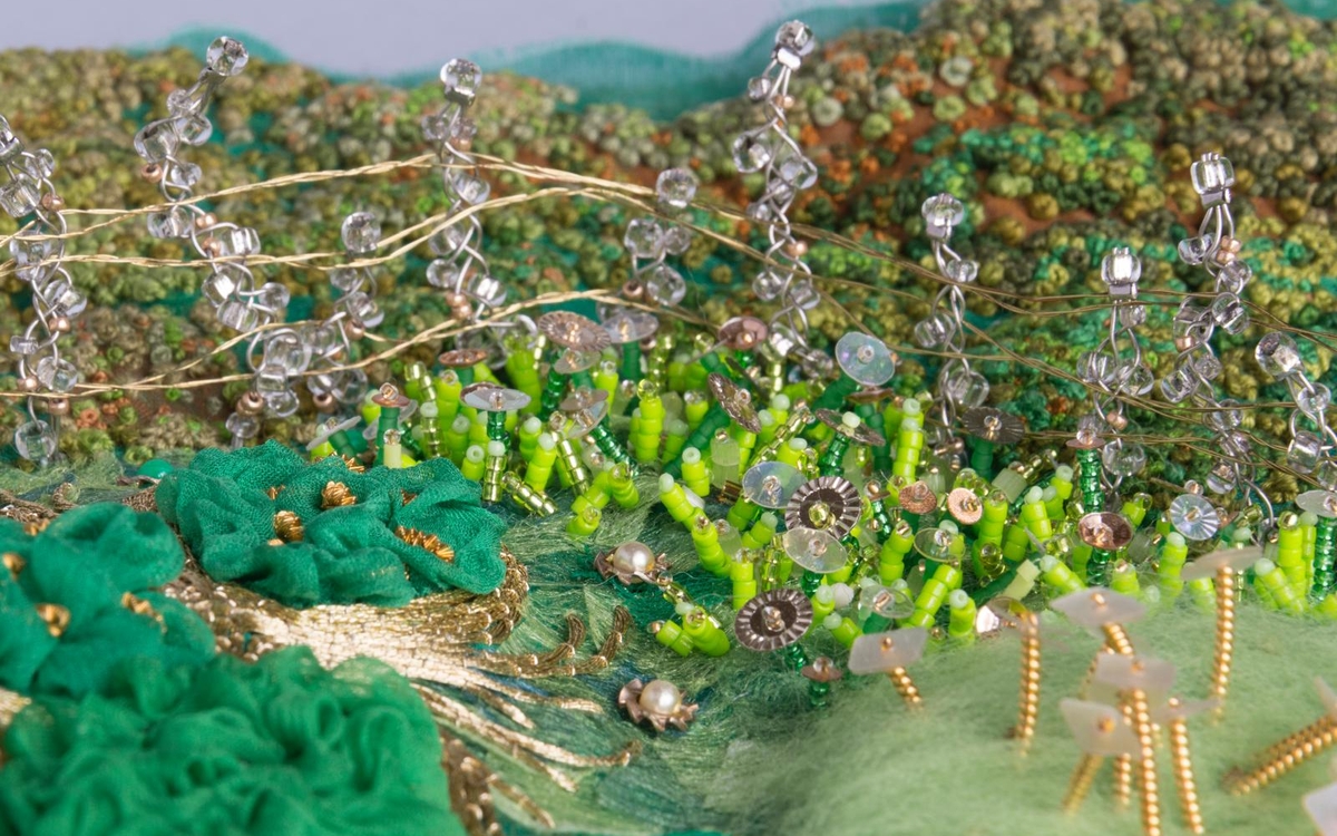 Gros plan de broderie aux tons verts 