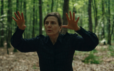 Laura Sellies faisant des signes dans la forêt