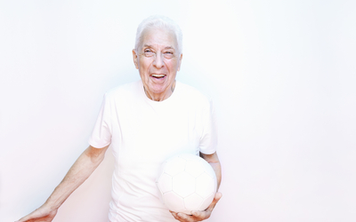 Une personne âgée jouant au handball.