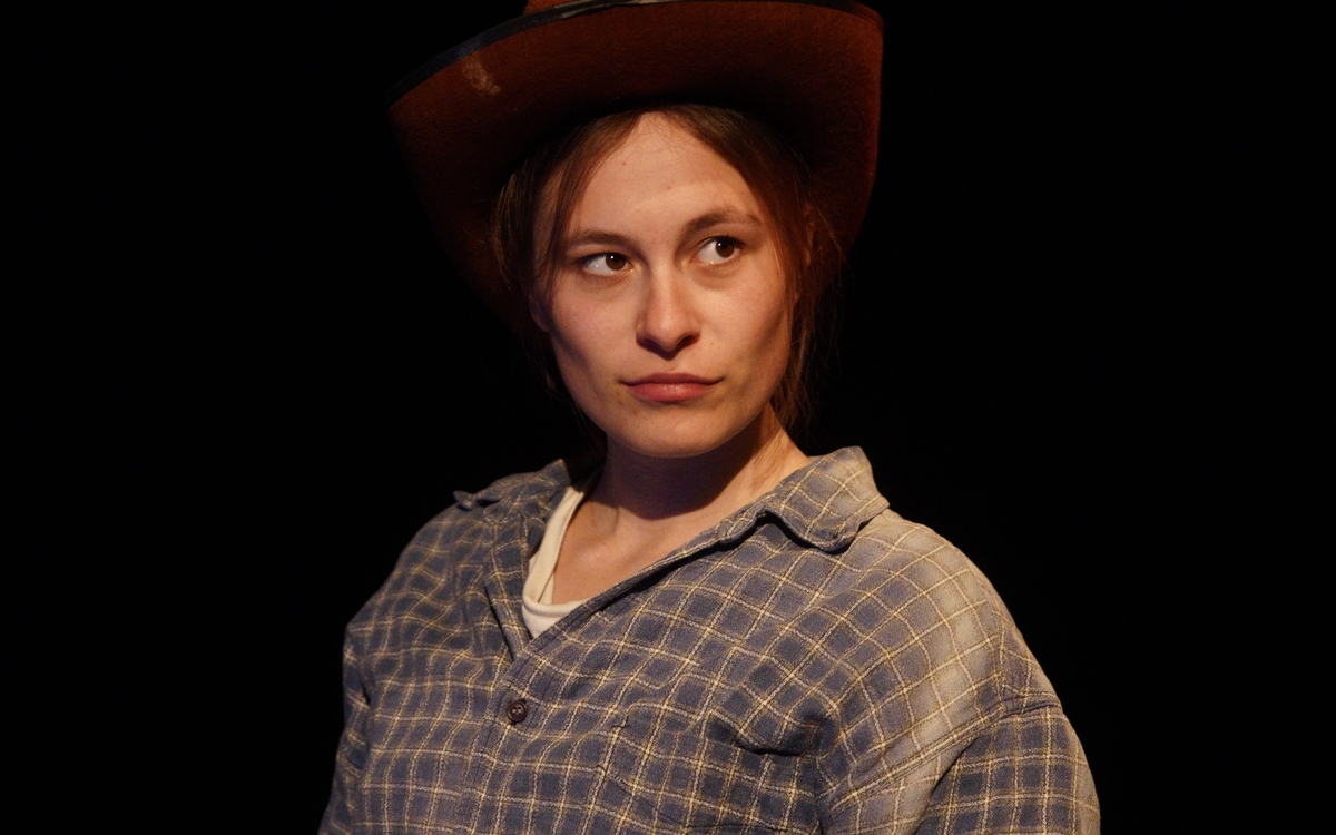 une comédienne au regard fier portant un chapeau de cow-boy 