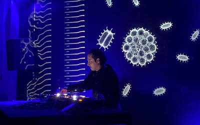 Dj sur fond bleu
