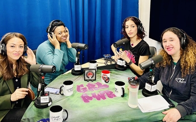  4 femmes autour d'une table à la radio