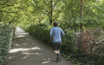 Personne courant dans le bois de Vincennes