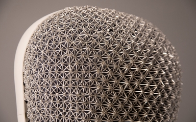 Un objet en textile brodé en gros plan
