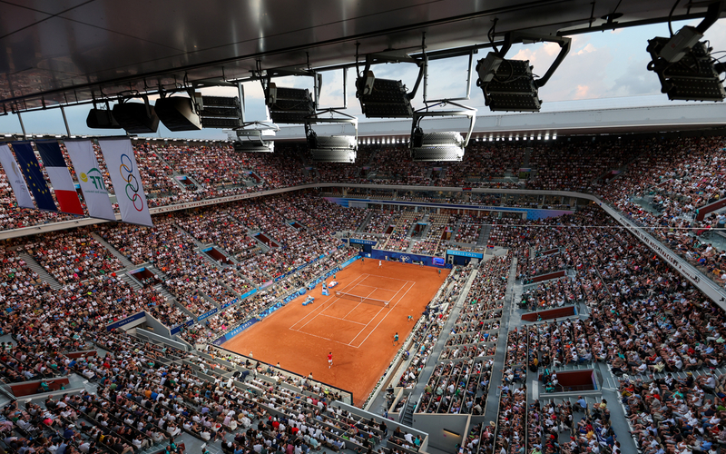 Vue générale du court de tennis lors du match de quart de finale en simple messieurs entre Novak Djokovic de l’équipe de Serbie et Stefanos Tsitsipas de l’équipe de Grèce le sixième jour des Jeux Olympiques de Paris 2024 à Roland Garros, le 1er août 2024 à Paris