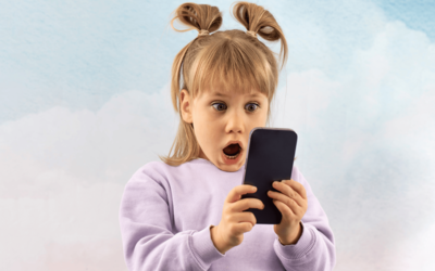 Enfant devant un écran de smartphone
