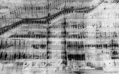 Photographie. Vue abstraite en blanc et noir de la façade du Centre Pompidou la nuit à Paris par Nerea Garzón Arenas. Série La Ville Lumière.