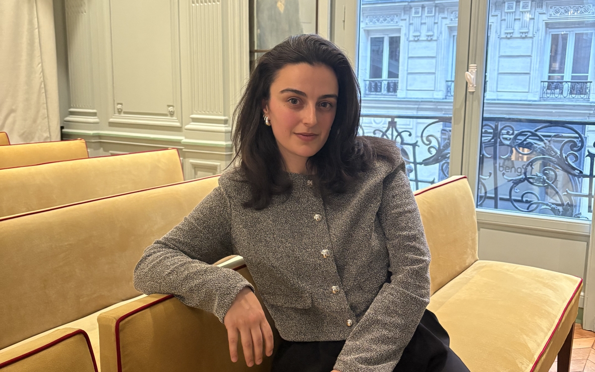 Ninon dans le Salon Gustav-Mahler de la Bibliothèque.