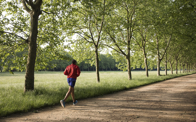 Personne courant dans le bois de Vincennes