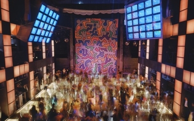 Dancefloor avec une foule de gens flous 