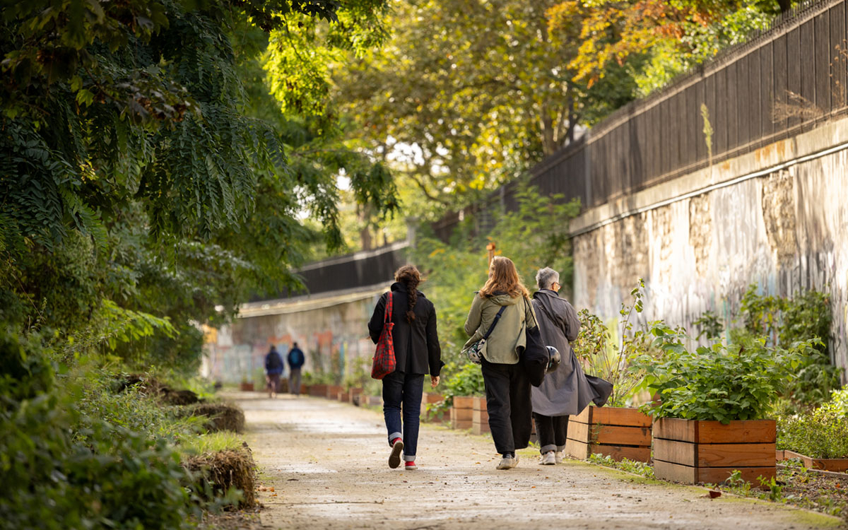 Personnes se promenant dans un jardin.
