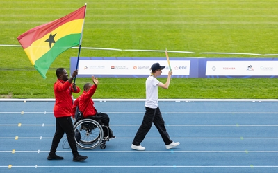 Photo d'un athlète défilant aux Championnats du monde para-athlétisme Paris 2023 au stade Charléty.