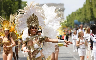 Des danseuses défilent lors du Carnaval Tropical
