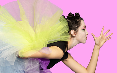 Danseuse avec des tutus colorés