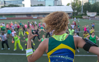 Photo d'un cours de zumba. 