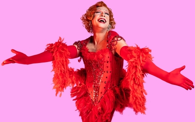 Laurent Lafitte, habillé en tenue de Cabaret