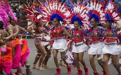Des danseuses en rouge et bleu lors du Carnaval Tropical 2016
