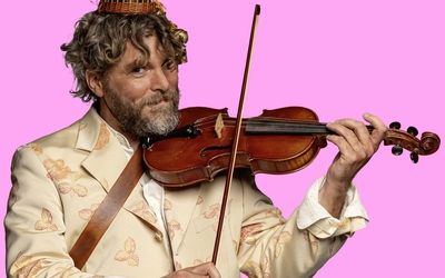 Homme jouant du violon