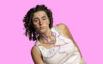 Danseuse maquillée avec des grafitis