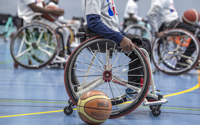 Gros plan sur du basket fauteuil