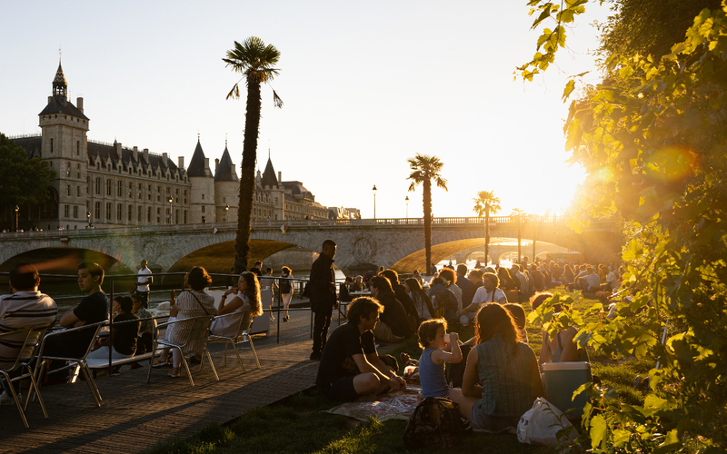 Soleil couchant sur les berges de Seine, rive droite. 
