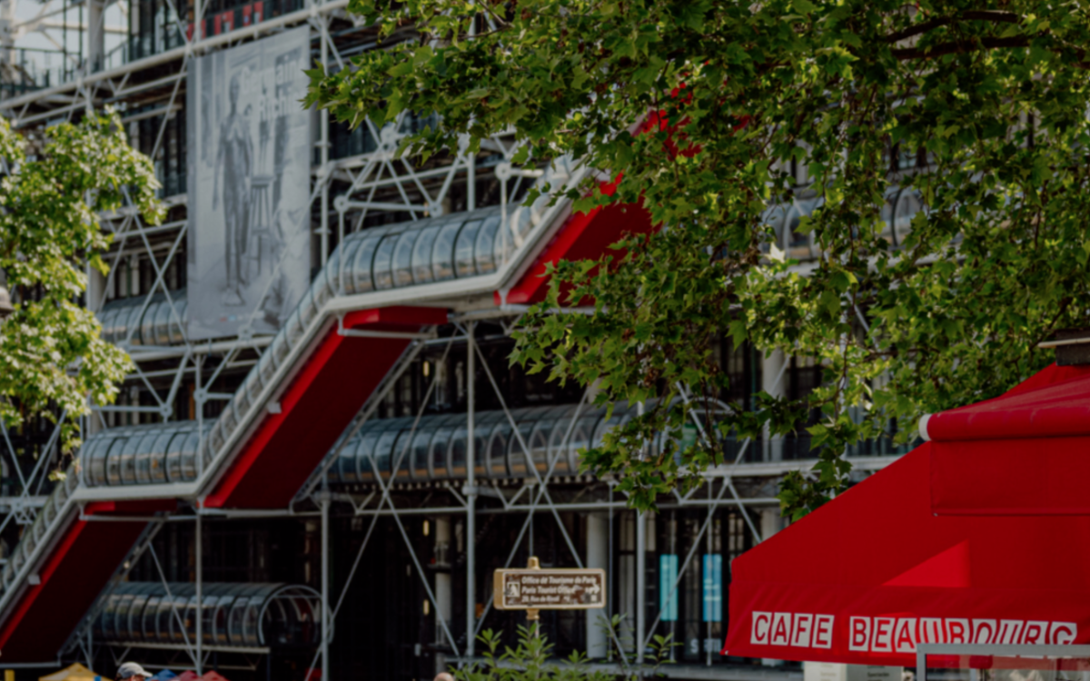 Photo d'un café parisien près de Beaubourg.