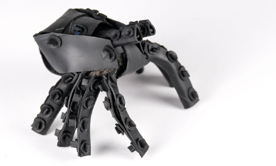 Daldo Marte (1982), « Sans titre (de la série Autoportantes) », 2023. Caoutchouc recyclé sur papier mâché, 13 x 15 x 11 cm.