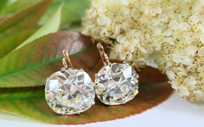 Des boucles d'oreilles en diamant