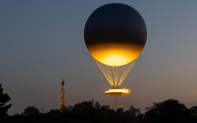 La vasque, vue pendant les Jeux de Paris 2024, illuminée dans le ciel parisien 